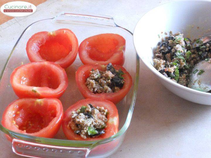 Pomodori al forno ripieni di Pane nero, Olive, Capperi e Rucola preparazione 6